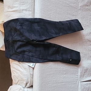 Lululemon Swift Speed 21" Size 4 New with Tags. Black Camo.